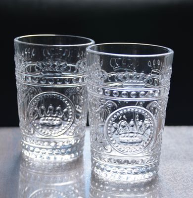 गुणवत्ता 8Oz Crown Design Embossed Tumbler Drinking Glasses फैक्टरी