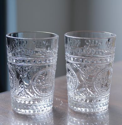 गुणवत्ता 8Oz Crown Design Embossed Tumbler Drinking Glasses फैक्टरी