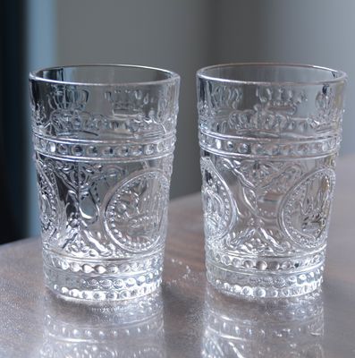 गुणवत्ता 8Oz Crown Design Embossed Tumbler Drinking Glasses फैक्टरी
