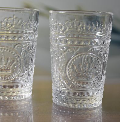 गुणवत्ता 8Oz Crown Design Embossed Tumbler Drinking Glasses फैक्टरी