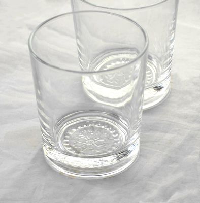 गुणवत्ता Wholesale Concise Tumbler Drinking Glasses Customized Embossed Flower Pattern Double Old Fashion Glass Cup फैक्टरी