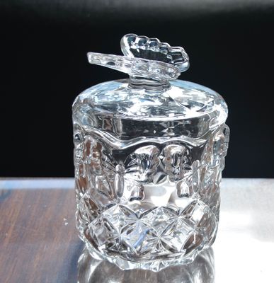 गुणवत्ता Butterfly Embossed Creative Crystal Glass Storage Jars फैक्टरी