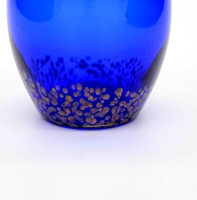 गुणवत्ता Solid Cobalt Blue Whisky Tumbler Glass With Golden Stone फैक्टरी