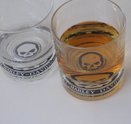 गुणवत्ता Logo Debossed Bottom Whiskey Tumbler Glass , Crystal Scotch Glasses For Brands Gift फैक्टरी
