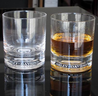 गुणवत्ता Logo Debossed Bottom Whiskey Tumbler Glass , Crystal Scotch Glasses For Brands Gift फैक्टरी
