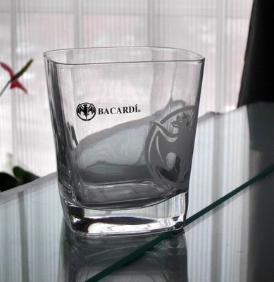 गुणवत्ता Customize Print Logo Bacardi Whiskey Tumbler Glass , Square Whiskey Glasses फैक्टरी