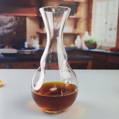 गुणवत्ता 750ml SGS Aerating Crystal Wine Decanter With Twisted Swirling Design फैक्टरी