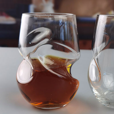 गुणवत्ता Twisted Swirling Crystal Red Wine Glasses 250ml Stemless फैक्टरी